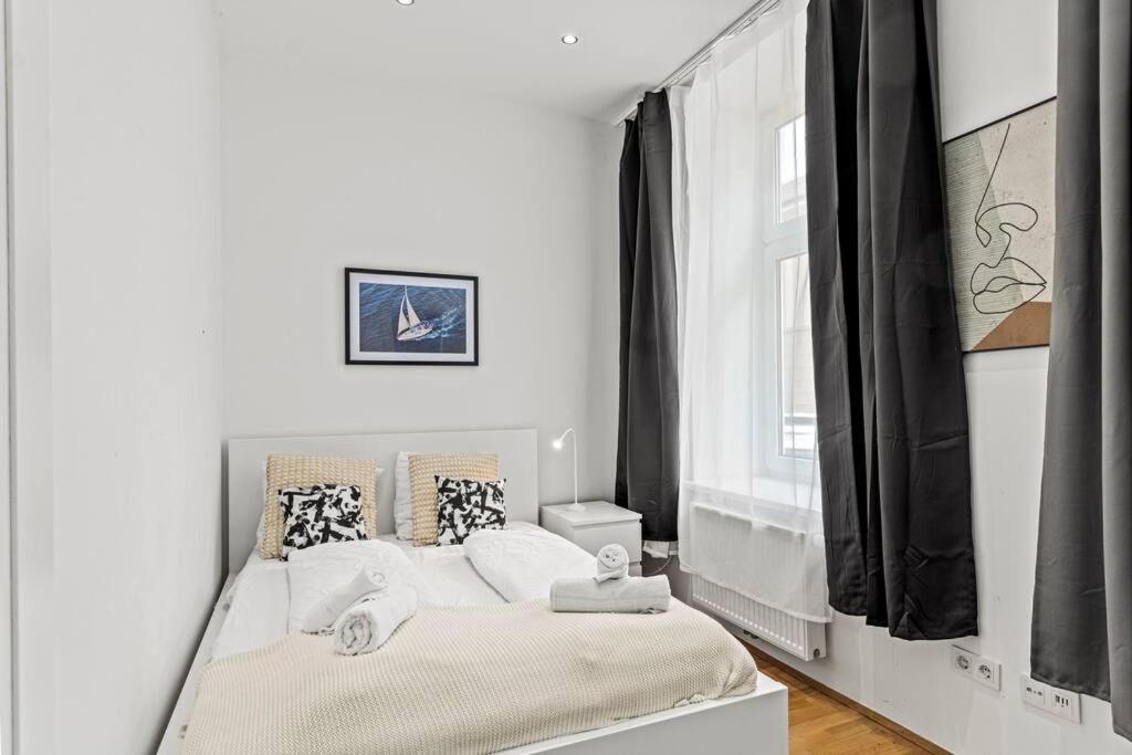 Modern Near Center 1br Apartment