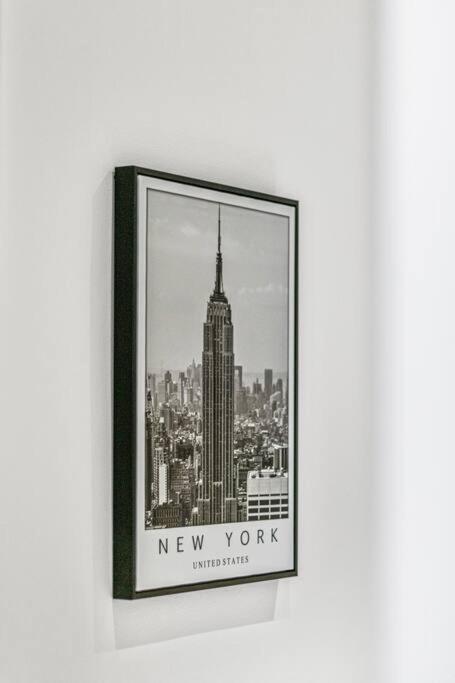 Modern Near Center 1br Apartment