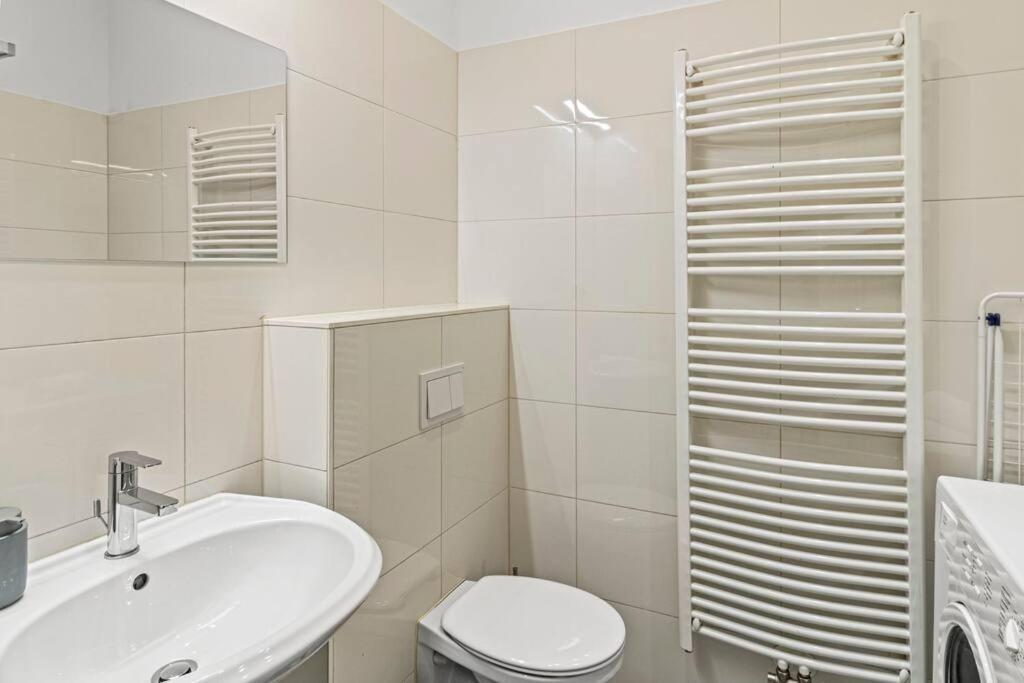 Modern Near Center 1br Apartment *
