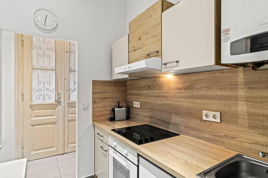 Modern Near Center 1br *