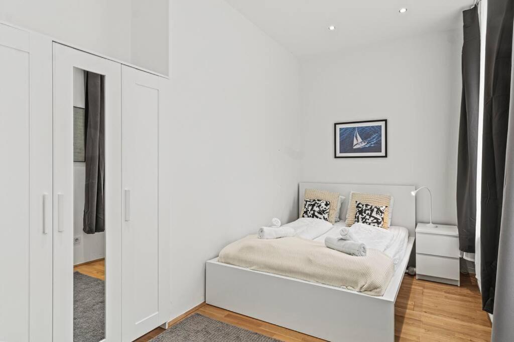 Modern Near Center 1br